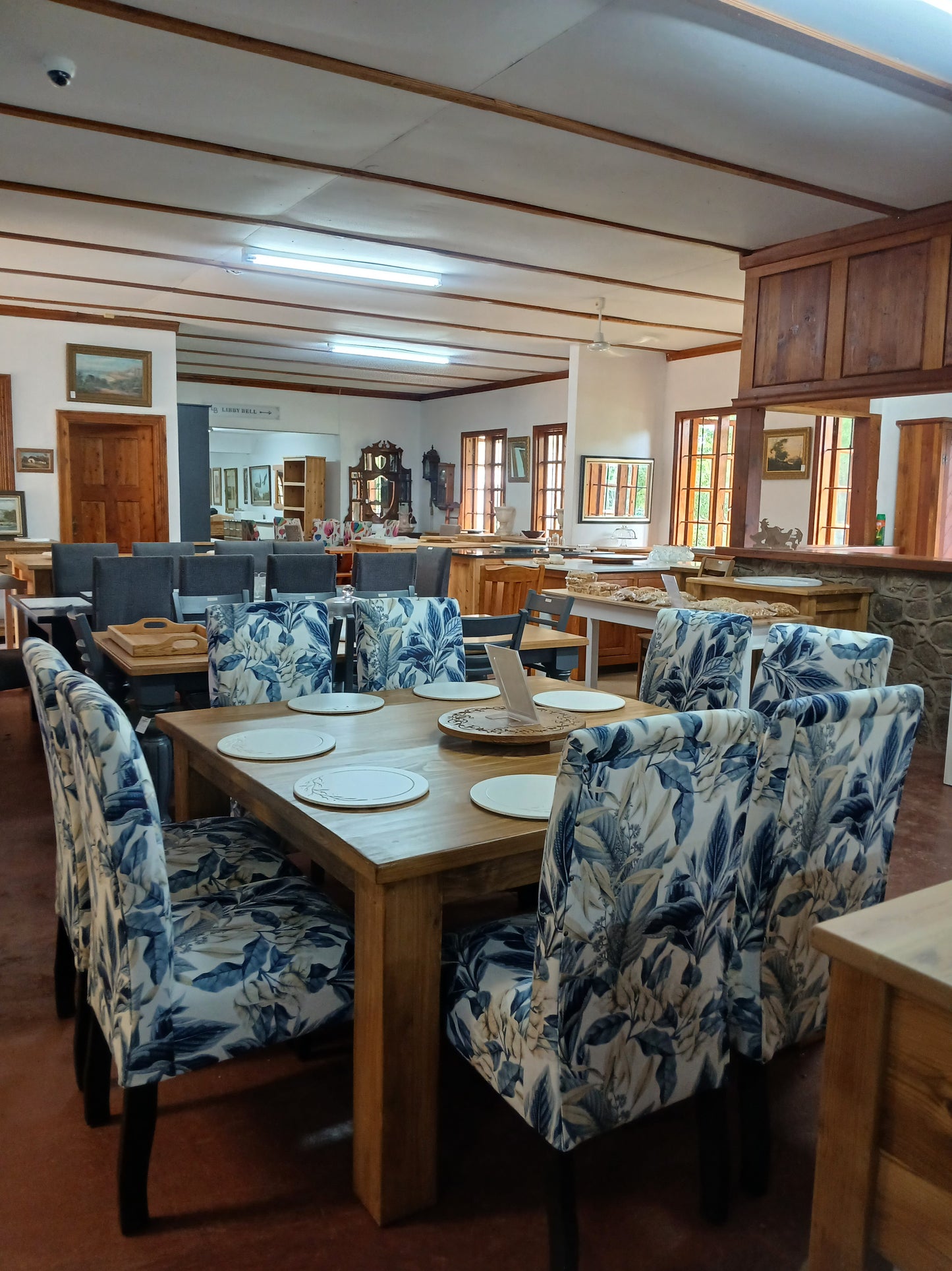 Rustic 1,5x1,5 dining table with Upholstered chairs.