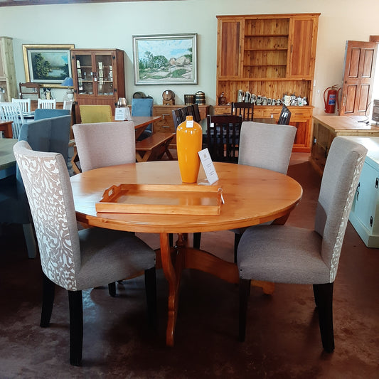 1,5 round dining table 2