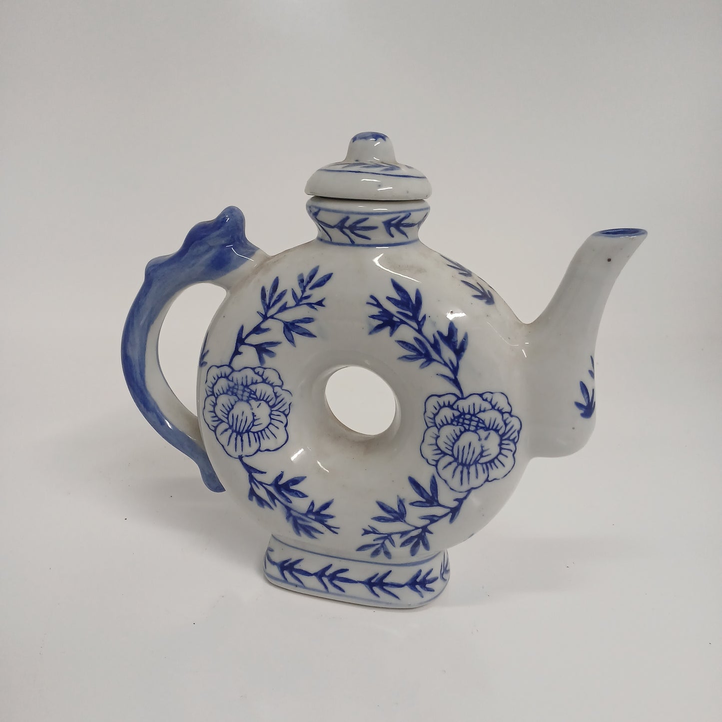 Hollow belly teapot
