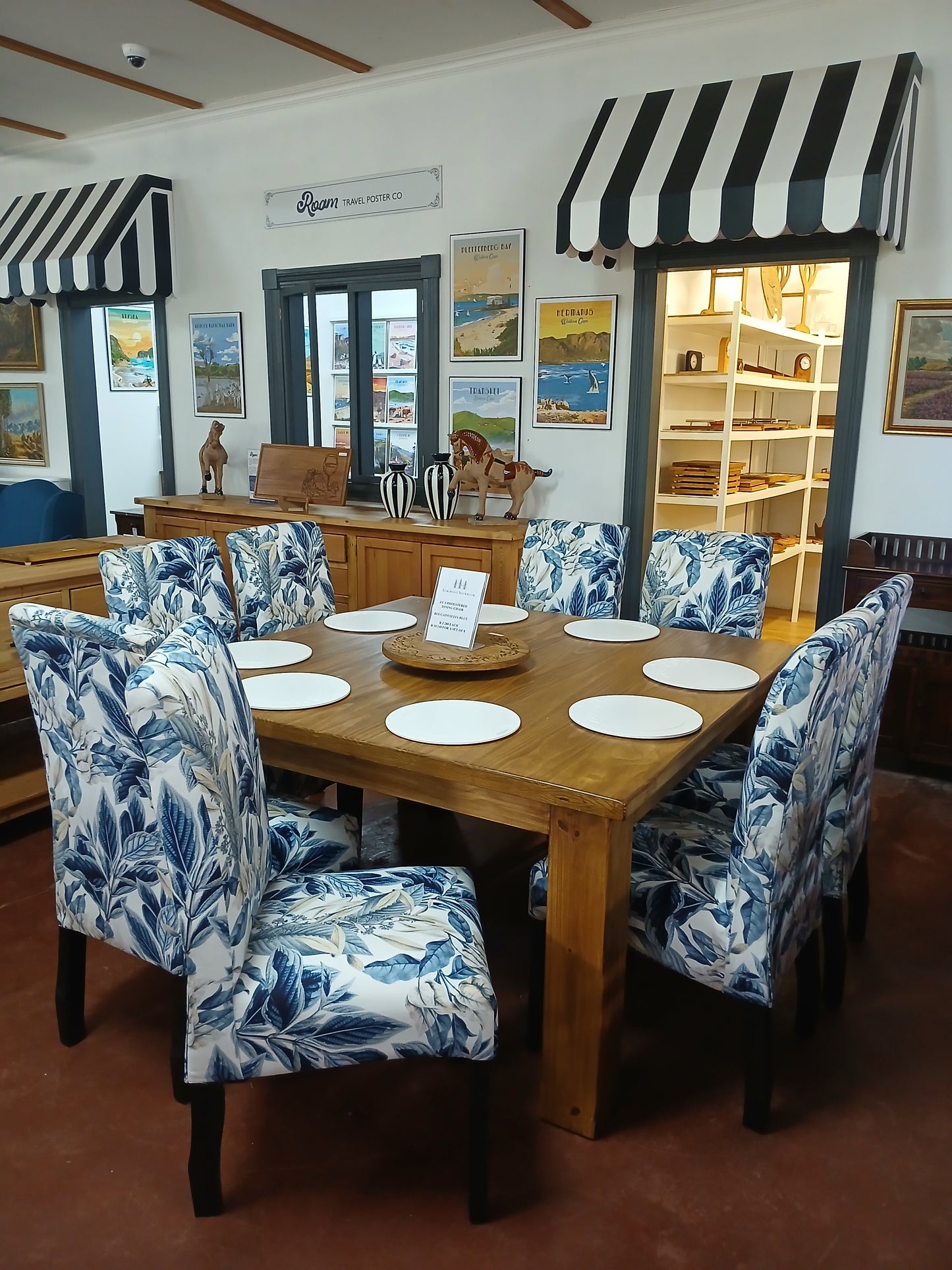 Rustic 1,5x1,5 dining table with Upholstered chairs.