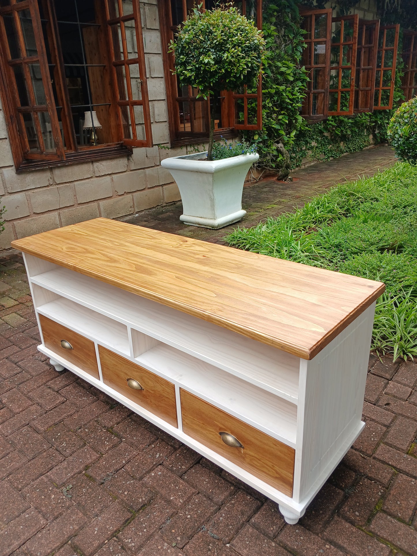 1,5 2-Tone Plasma TV Stand.