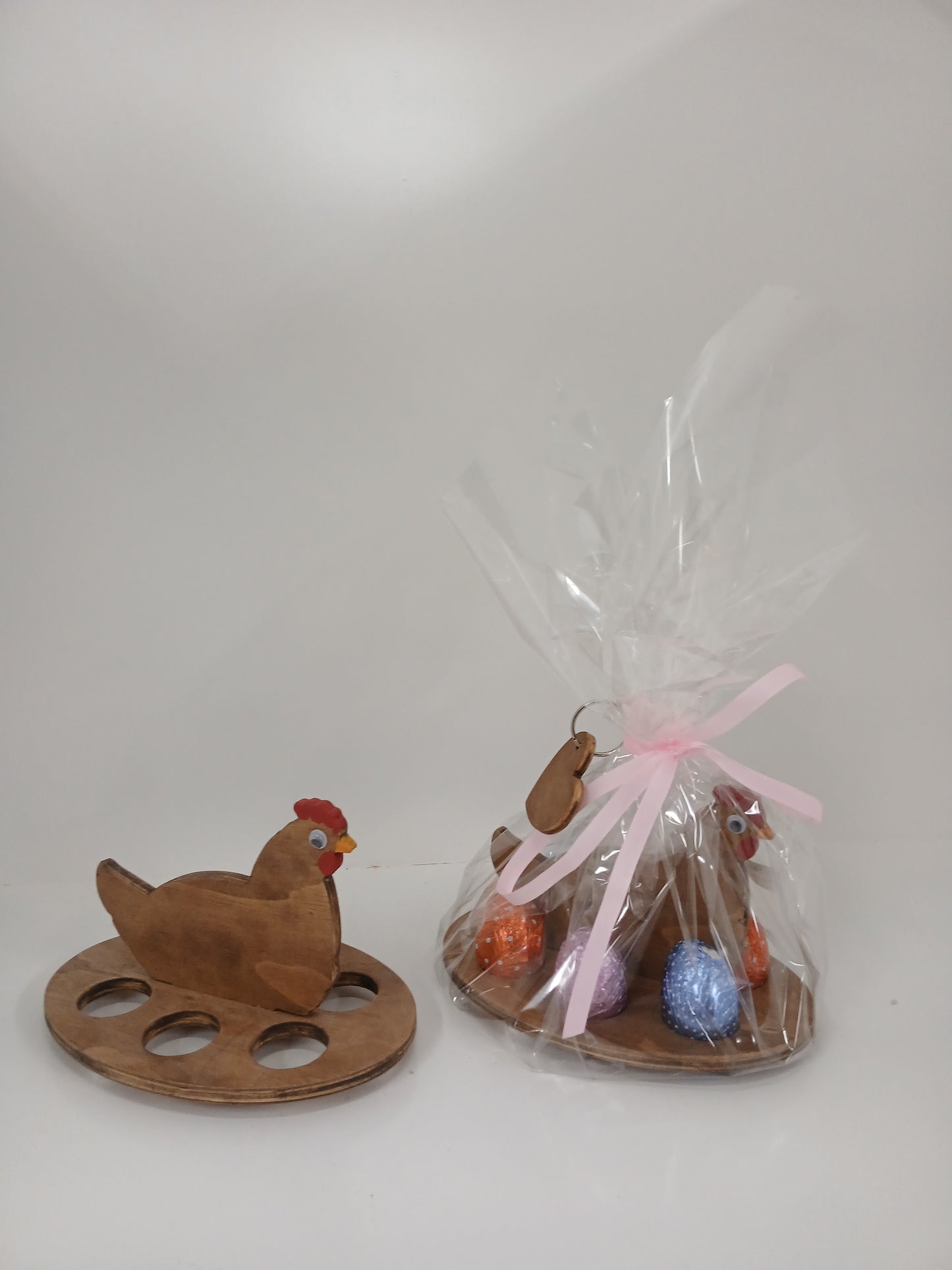 6 Eggs Wooden Holder with a Key ring and 6 chocolate eggs