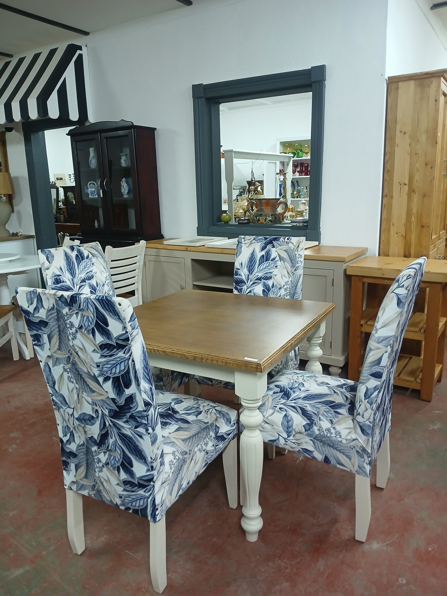 90x90 Dining table & Upholstered Chairs