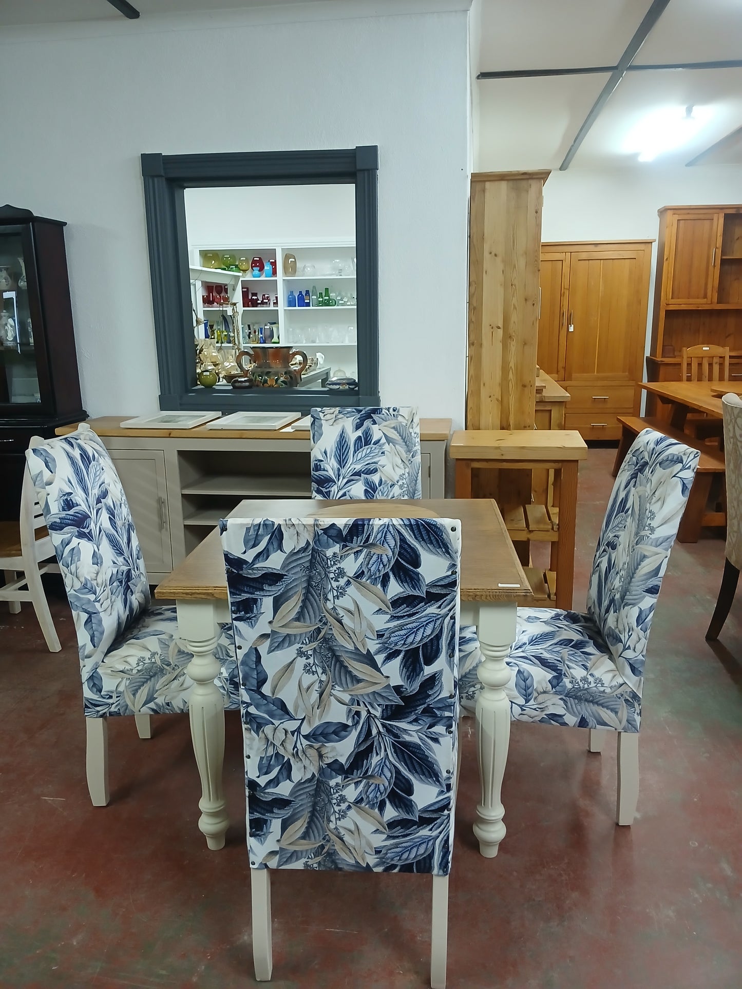 90x90 Dining table & Upholstered Chairs