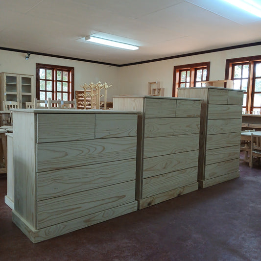 Chest of drawers in Raw pine