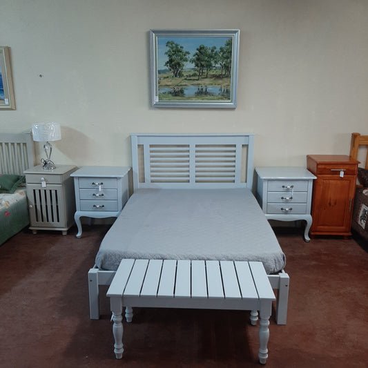 Double grey tulip bed