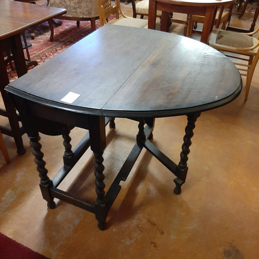 Gate leg table