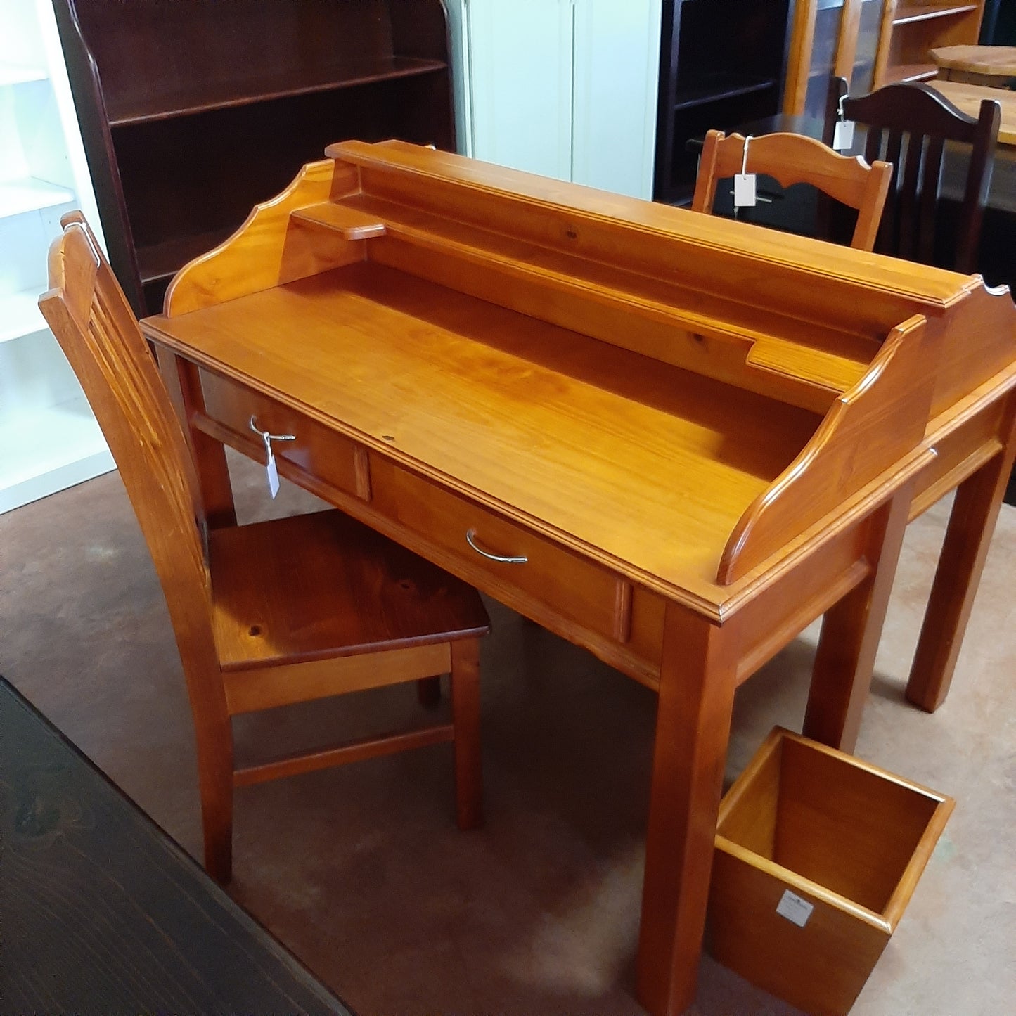 Hutch desk
