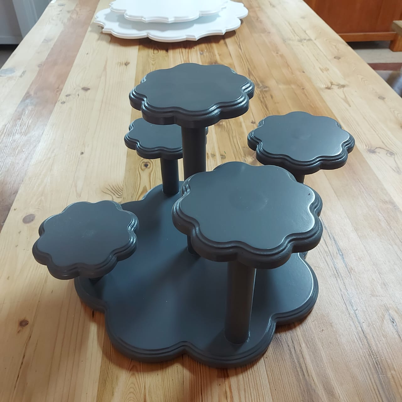 Dark grey 5 daisy flower stand